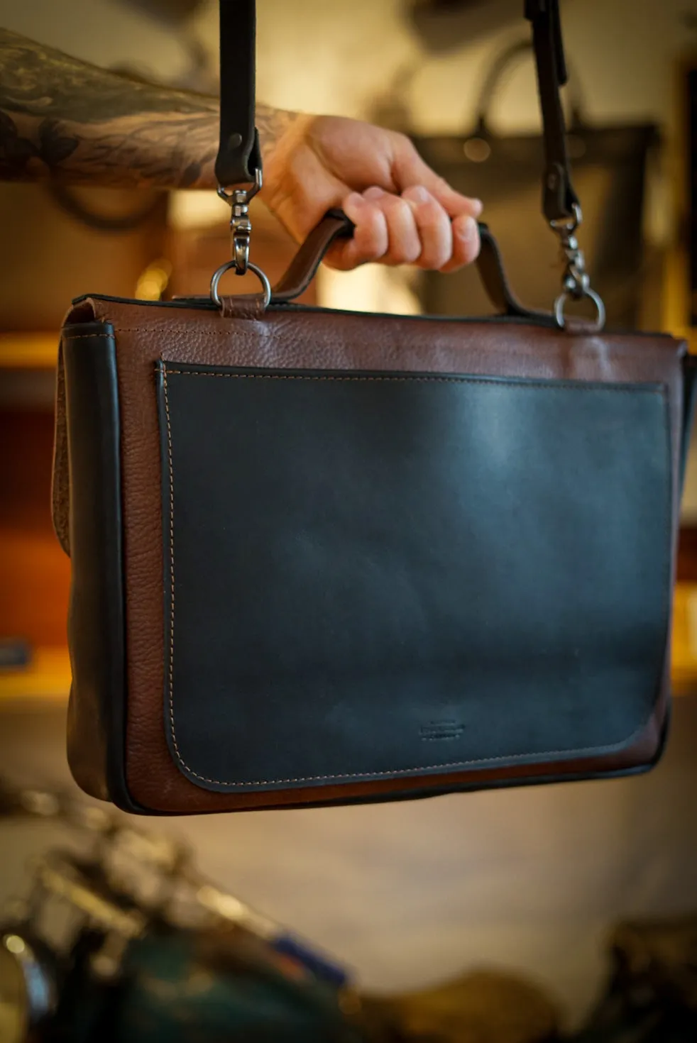 16" Messenger Bag (Rock River Cappuccino   Flat Black Accents)