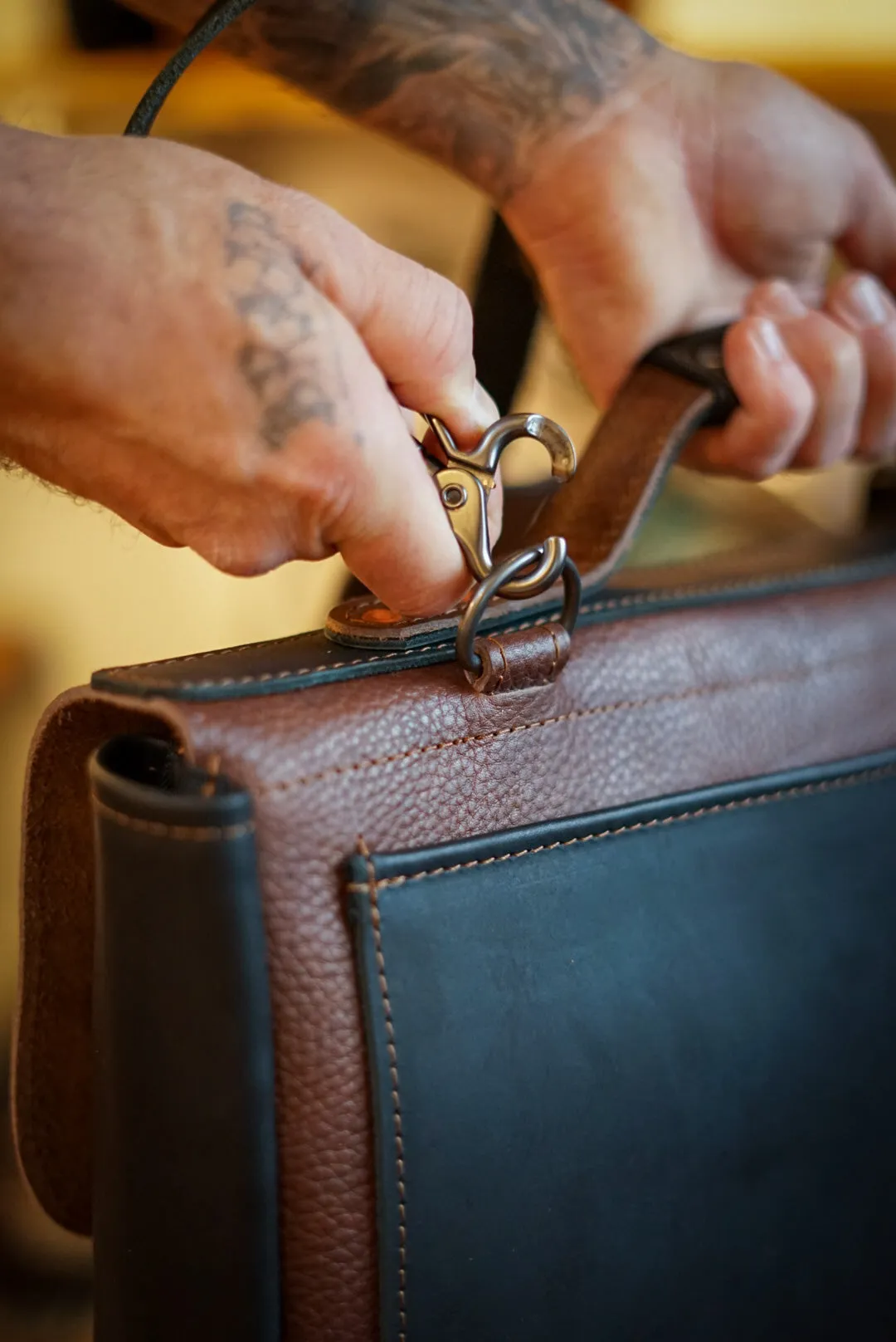 16" Messenger Bag (Rock River Cappuccino   Flat Black Accents)